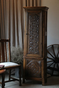 美しい彫りが魅力のオーク材カップボード　フランスアンティーク家具