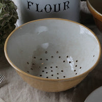 ナチュラルな雰囲気の陶器コランダーボウル（水切り）　イギリスアンティークキッチン雑貨