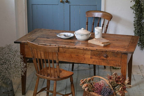 シンプルさが美しいウォールナット（くるみ）材テーブル（机）　フランスアンティーク家具