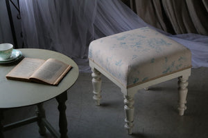 花模様にホワイトペイントが可愛らしいフットスツール　イギリスアンティーク家具　椅子
