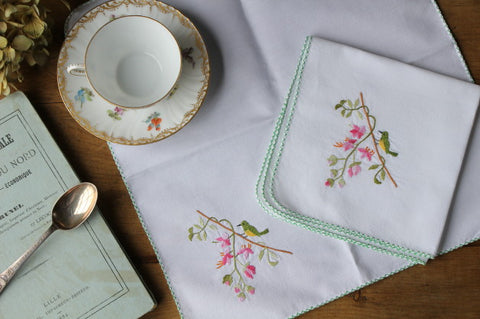 2枚あり　花と小鳥の刺繍が素敵なハンカチ　イギリスアンティーク雑貨（リネン）