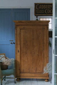 飴色の木肌が素敵なオールドパインワードローブ　イギリスアンティーク家具