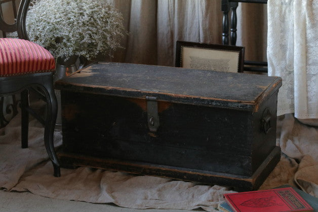 黒のペイントがカッコいいコファー（木箱）　イギリスアンティーク家具