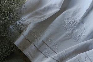 ふっくらした白糸刺繍が美しいベッドシーツ　フランスアンティークリネン（生地）