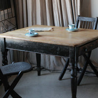 黒脚がかっこいいオールドパインテーブル（机）　イギリスアンティーク家具