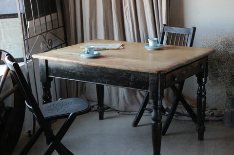 黒脚がかっこいいオールドパインテーブル（机）　イギリスアンティーク家具