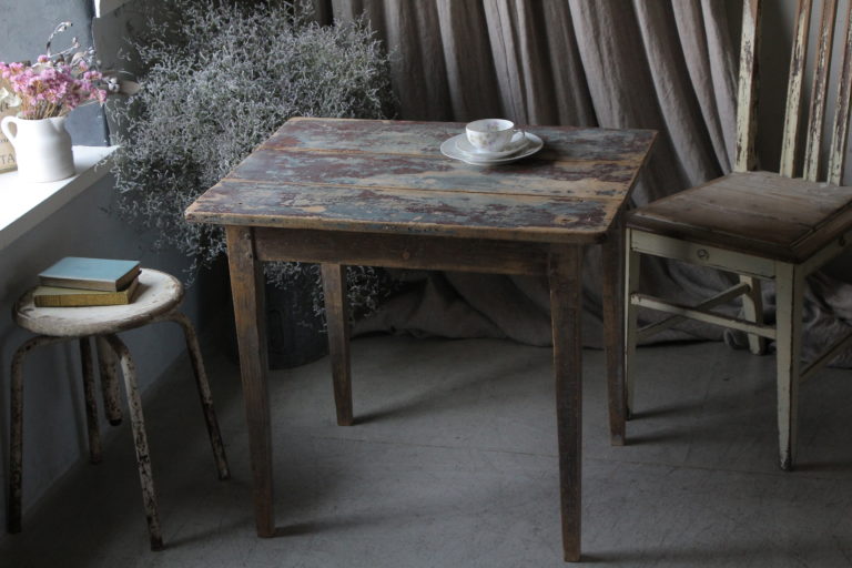 ペイントの剥がれがシャビーなサイドテーブル　フランスアンティーク家具