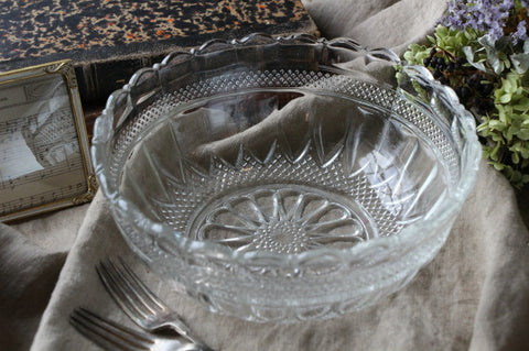 花模様のデザインが可愛い大きなガラスボウル　イギリスアンティークガラス食器