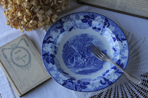 青と白のバラ模様が印象的なスープ皿　イギリスアンティーク食器