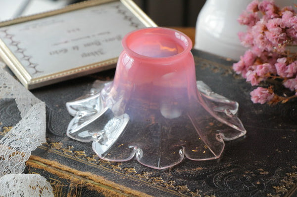 お花のデザインが可愛いピンク色のオパリンガラスシェード　フランスアンティーク照明