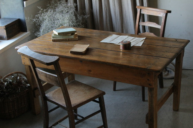 飴色の木肌が素敵なオールドパインテーブル（机）　イギリスアンティーク家具