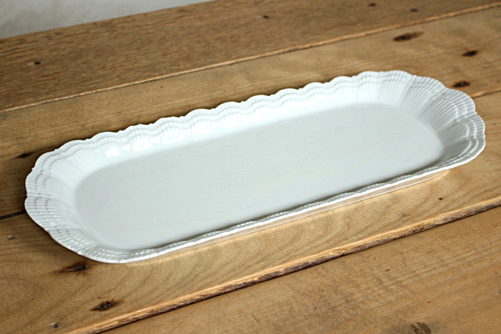 シンプルな白色にフリルのようなデザインが可愛いオーバルプレート　フランスアンティーク食器