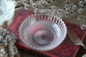 繊細なガラスデザインの丸い小皿（ガラスボウル）　イギリスアンティークガラス食器