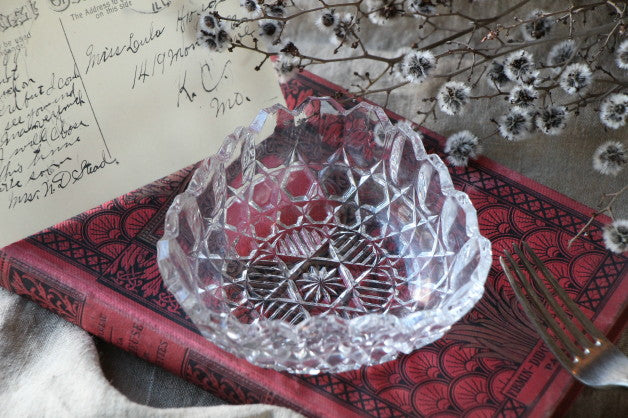 ころんと可愛い雰囲気の三角小皿（ガラスボウル）　イギリスアンティークガラス食器