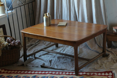 便利な大きめサイズのローテーブル（机）　フランスアンティーク家具