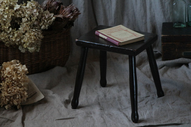 シンプルなデザインでかっこいい木製スツール（椅子）　イギリスアンティーク家具