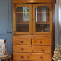 収納力たっぷりなオールドパインドレッサー（飾り棚）　イギリスアンティーク家具