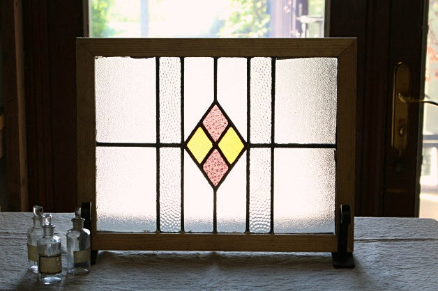 イギリスアンティーク(住宅窓)　キメ細かいガラスが目隠しになるピンクと黄色のダイヤ模様ステンドグラス　