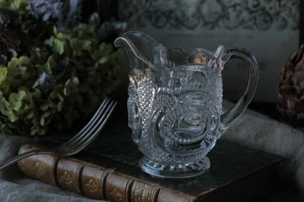 キラキラしたガラスが美しいミルクジャグ　イギリスアンティークガラス食器