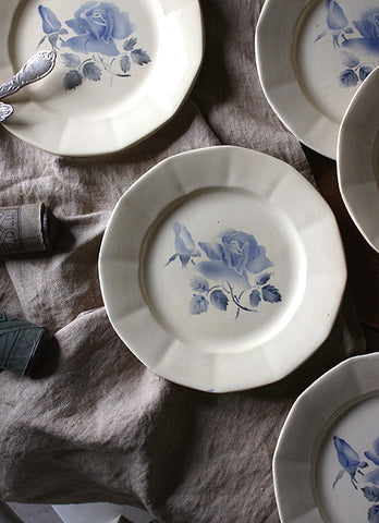 優しげな色味の青いバラプレート（皿）　フランスアンティーク雑貨・食器