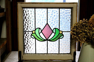 イギリスアンティーク(住宅窓)なみなみとしたガラスに花のようなダイヤ柄のステンドグラス