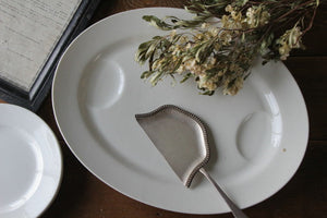ソースポットがついた白いオーバル皿 フランスアンティーク食器