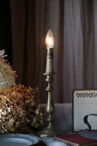 キャンドルタイプの真鍮色テーブルランプスタンド　フランスアンティーク照明