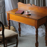 木の女王と呼ばれるマホガニー材のデスク（机）　イギリスアンティーク家具