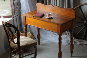 木の女王と呼ばれるマホガニー材のデスク（机）　イギリスアンティーク家具