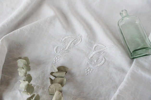 イニシャル刺繍が可愛いベッドシーツ（生地）　フランスアンティークリネン