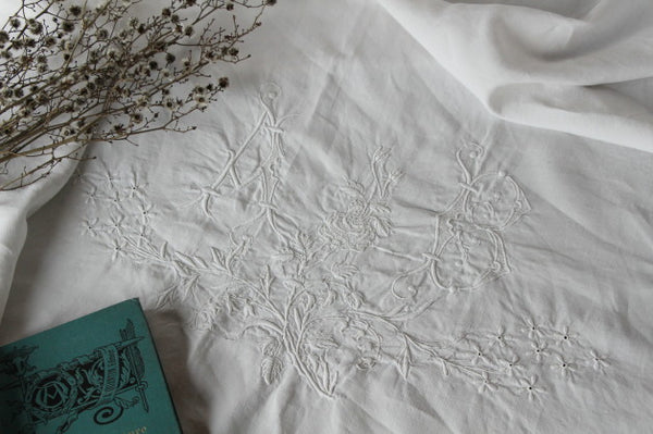花の刺繍とイニシャル刺繍が美しいベッドシーツ フランス