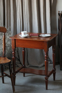 1890年代マホガニーの木が美しいテーブル（デスク）　イギリスアンティーク家具　