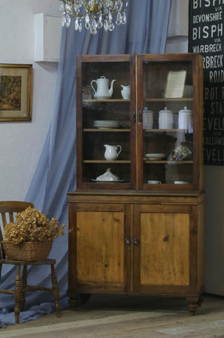 パイン材とマホガニー材で出来た大変珍しいカップボード（食器棚）　イギリスアンティーク家具