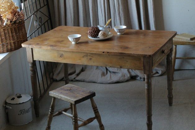 1900年代エルム材で作られた素敵なテーブル　イギリスアンティーク家具
