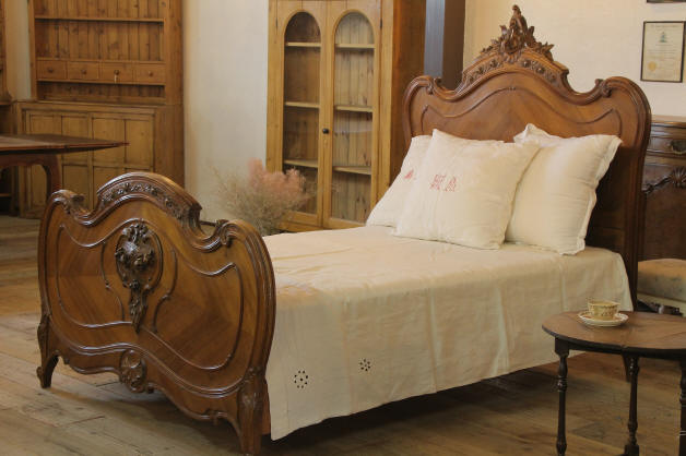 美しい立体的な彫りが魅力のベッド　フランスアンティーク家具