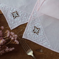 3枚あり　ベビーピンクに白刺繍が素敵なナフキン　フランスアンティークリネン（生地）