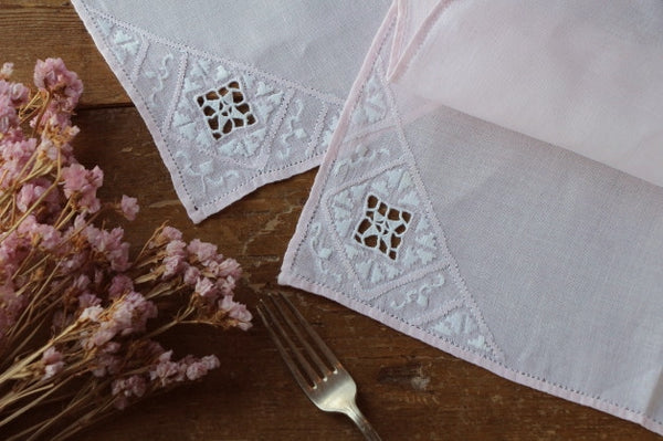 アンティーク フレンチリネン？ 珊瑚色の花/リーフ刺繍 フリンジ付きクロス b 刺しゅうキットセール】 刺しゅうキット 『刺しゅうを楽しむプリント