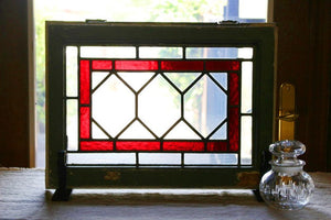 イギリスアンティーク（住宅窓）綺麗な赤色が印象的な六角形のステンドグラス