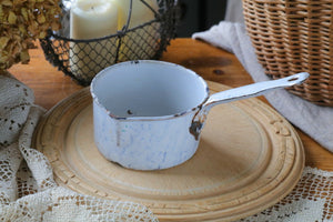 白色の色味が素敵なエナメル片手鍋（パン）　フランスアンティークホーロー雑貨　キッチン