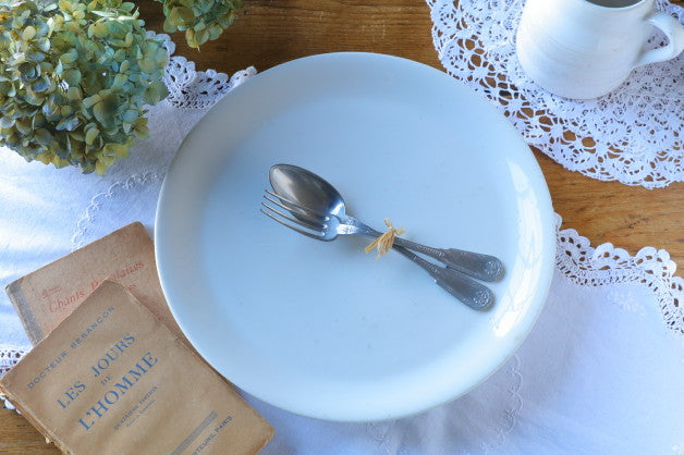 シンプルでとても綺麗な白色の大皿（プレート）　フランスアンティーク食器