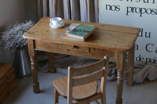 子供家具としても素敵なオールドパイン材の小さなデスク（机）　イギリスアンティーク家具