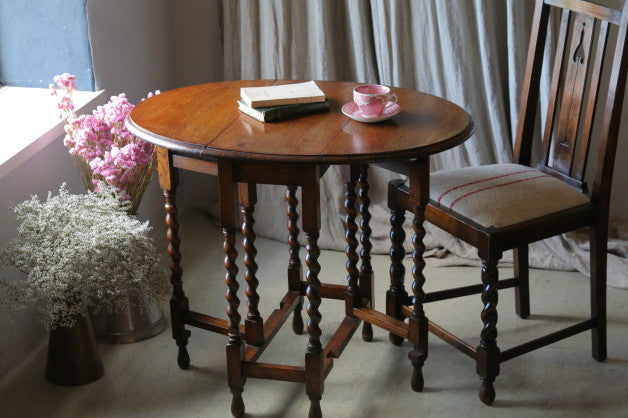 小ぶりなサイズが使いやすいオーク材のゲートレッグテーブル　イギリスアンティーク家具