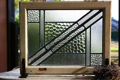 無色で色々な種類のガラスが入った幾何学模様ステンドグラス　イギリスアンティークガラス（住宅窓）　51.5cm×42.5cm