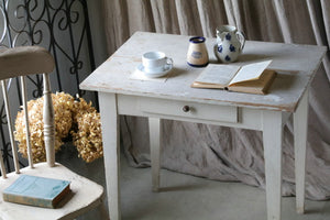 シャビーなホワイトペイントが素敵なデスク（机）　フランスアンティーク家具