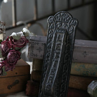 縦の文字が可愛い古いアイアン製のレタースロット（郵便ポスト）　イギリスアンティーク雑貨