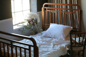フレンチらしい可愛い飾りが魅力の1920年代オーク材のセミダブルサイズベッド　フランスアンティーク家具