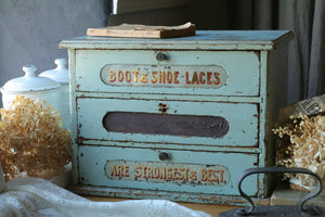 靴屋で什器として使われていた３段のペイント小引出し　イギリスアンティーク家具