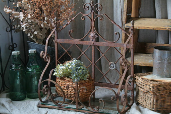 年月を経たアイアンが素敵なアイアンシェルフ（棚） フランス
