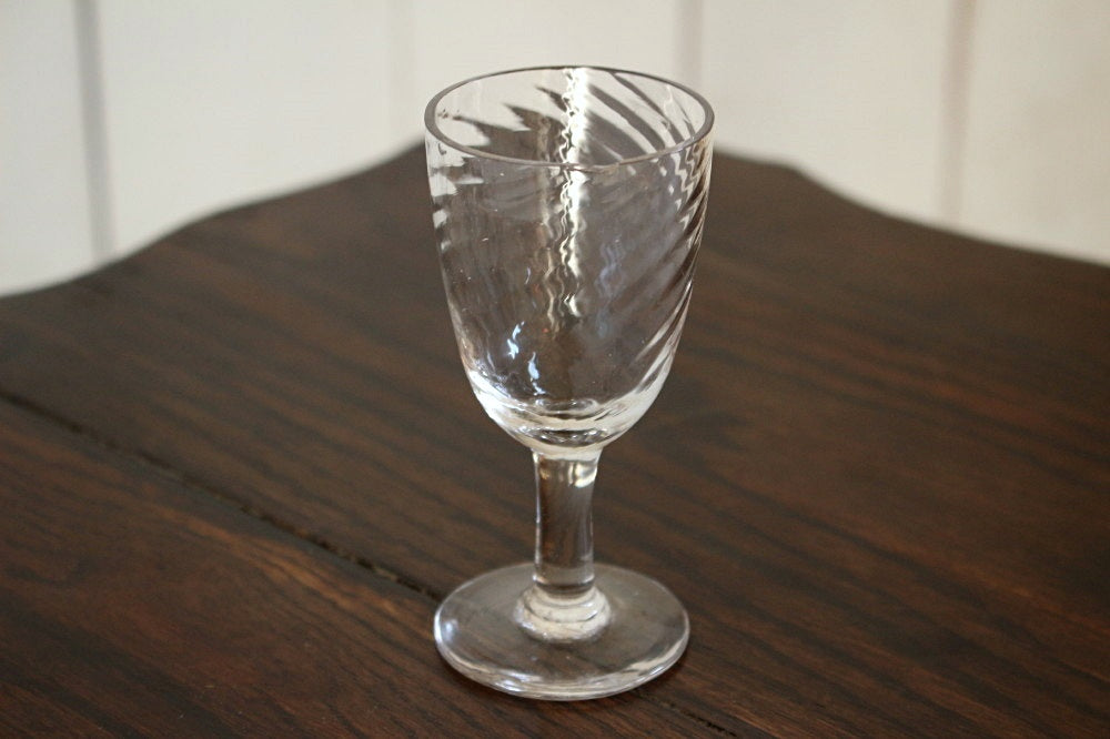 ゆらゆらとしたガラスが素敵なグラス　アンティークガラス雑貨