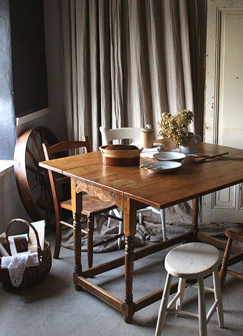 大きめサイズのオールドパイン材のバタフライテーブル　イギリスアンティーク家具